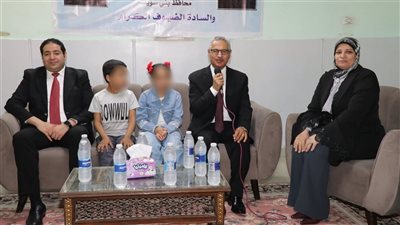 محافظ بني سويف يُعيد على الأطفال الأيتام والمسنين صباح أول أيام عيد الأضحى 