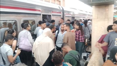 تكدس كبير بمحطات السكة الحديد.. والهيئة ترفع درجة الاستعداد القصوى لضمان انتظام حركة القطارات |صور