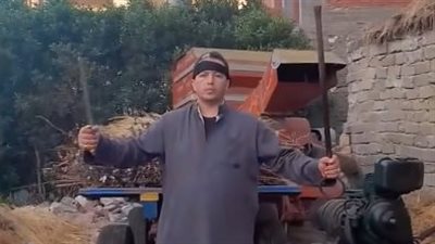 الأمن يفحص فيديو حمل شخص لأسلحة بيضاء والتلويح بالعنف وسب مؤسسات الدولة في دمنهور
