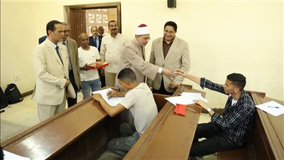 مهنئًا بالعيد وموزعًا الشيكولاتة.. رئيس جامعة الأزهر يتابع امتحانات نهاية الفصل الدراسي الثاني بكليات البنين والبنات
