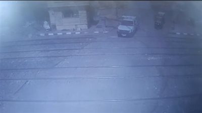 سيارة نقل تقتحم مزلقان ميت حلفا بالقليوبية بعد غلقه.. والنقل: اصطدمت بالقطار وتم تغريمها لإتلاف مهمات السكة الحديد