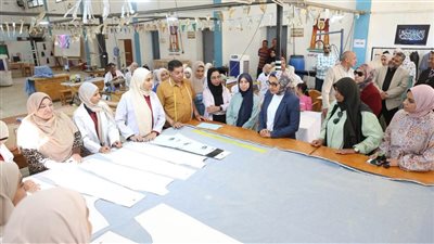 محافِظة الوادي الجديد تتفقد مركز التدريب المهني ومصنع الملابس الجاهزة بالخارجة