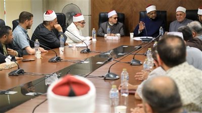 أمين البحوث الإسلامية يجتمع بأعضاء لجنة مراجعة طباعة المصحف ويشدِّد على صون كتاب الله وتعزيز الرقابة على أعمال طباعته