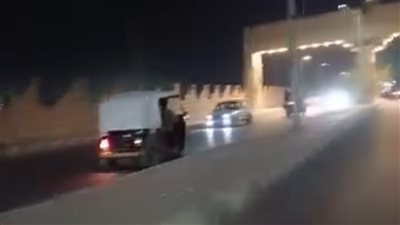 يسير عكس الاتجاه.. سائق توك توك يعرض حياة المواطنين للخطر بالطريق الزراعي في المنيا