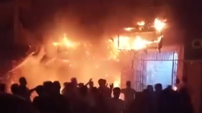وسط محاولات للسيطرة.. حريق يلتهم محلا تجاريا في شارع طه حسين بالمنيا