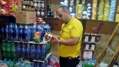 ضبط زيوت مجهولة المصدر ومواد غذائية منتهية الصلاحية في دسوق بكفر الشيخ
