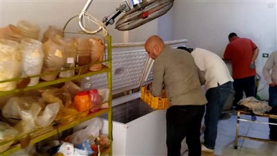 ضبط مخالفات غذائية والتحفظ على 43 كيلو من اللحوم والدواجن خلال حملة رقابية ببني سويف