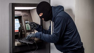 ضبط شخصين شرعا في سرقة خزينة ماكينة ATM بالشيخ زايد