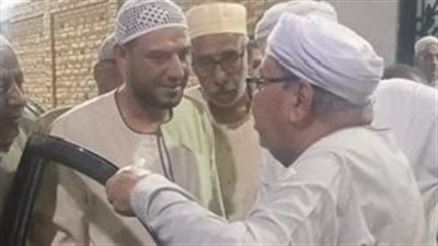 شقيق الإمام الأكبر يؤدي واجب العزاء في زوجة وكيل الأزهر السابق بالساحة الرضوانية بالأقصر | صور
