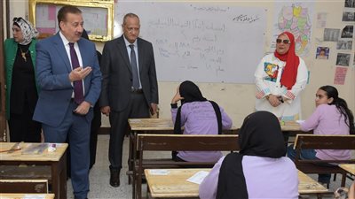 محافظ بورسعيد يتابع انتظام امتحانات الشهادة الإعدادية ويطمئن على الطلاب داخل اللجان | صور 