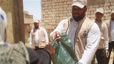 تحت شعار أرضِ ربك وأطعم مستحقًا.. بيت الزكاة ينتهي من توزيع لحوم الأضاحي على الأسر المستحقة بمطروح وواحة سيوة