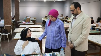 رئيس جامعة الأقصر تتفقد امتحانات نهاية العام بكلية الفنون الجميلة.. وتشدد على توفير بيئة ملائمة للطلاب