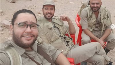 من قلب الصحراء.. كتيبة من النجوم يجتمعون في صورة جديدة من كواليس فيلم الممر