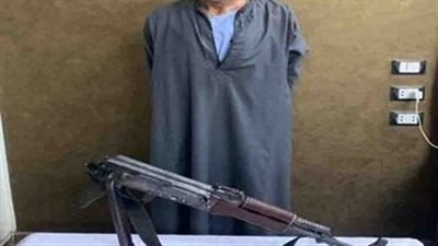 عنصر إجرامى يطلق الرصاص تجاه قوة أمنية ويقتل مواطنا وإصابة شرطي بأسوان (صورة)