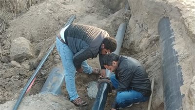 إصلاح كسر مفاجئ بالخط الرئيسي بسبب انهيار جزء في جسر ترعة بورسعيد (صور)