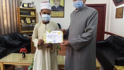  رئيس منطقة الأقصر الأزهرية يكرم طالبًا بالثانوية ابتكر توك توك وسفينة يعملان بمحرك بطارية