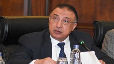 يتحدث بطريقة غير لائقة .. العاملون بـ