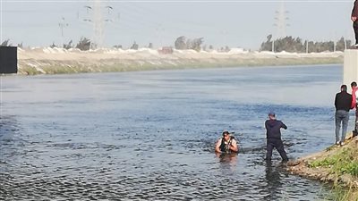 البحث عن جثة طفل غارق في حادث بورسعيد مع 