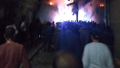 حريق ضخم بأحد محلات الشارع التجاري بدمياط (صور وفيديو)