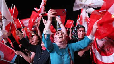 احتفالات فى تركيا تتحول لاحتجاجات ضد حظر حزب معارض