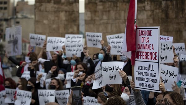 في مظاهرة بعيد الأم نساء لبنان يطالبن برحيل الطبقة السياسية 