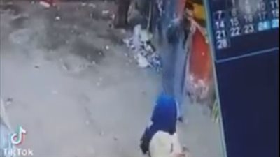القدر ينتصر لفتاة عاكسها شاب في الشارع ويسخر كلابًا لإنقاذها (فيديو)