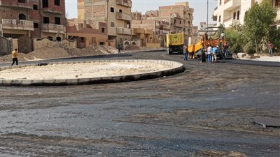  خالد عبدالعزيز: تنفيذ أعمال رصف طرق حي النوادي بمدينة المنيا الجديدة (صور)