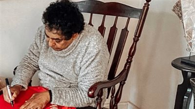 محمد منير يوقع على قميص الأهلي ويوجه رسالة للاعبين (صور) 