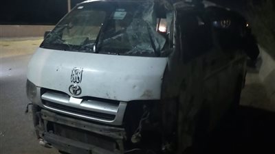 أشبه بواقعة فتاة المعادي.. وفاة محاسب حاول سائق ميكروباص وأصدقائه سرقته فانزلق من السيارة