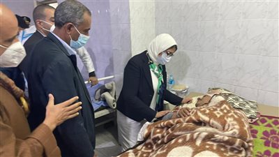 وزيرة الصحة تطمئن على الحالة الصحية لمصابي حادث قطاري سوهاج بمستشفى طهطا العام (صور)