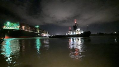 عاجل | استجابة السفينة الجانحة بقناة السويس لمحاولات السحب