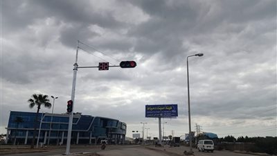 بعد الشكاوى من الحوادث المتكررة.. لأول مرة تركيب إشارة مرور أمام ميناء دمياط