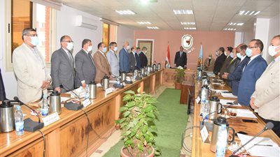 مجلس جامعة سوهاج يقف دقيقة حداد على أرواح ضحايا قطار طهطا ويعلق الأنشطة 3 أيام (صور)