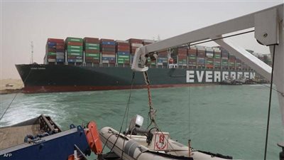 قاطرة هولندية تصل إلى قناة السويس للمشاركة في تعويم السفينة الشاحطة