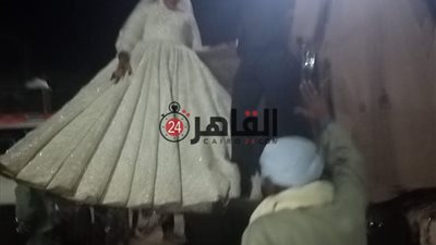 عروسان يقيمان مراسم زفاف بالنقل الثقيل في الأقصر 