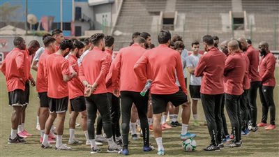 موسيماني يجتمع بلاعبي الأهلي قبل انطلاق المران استعدادًا لمواجهة المريخ السوداني 