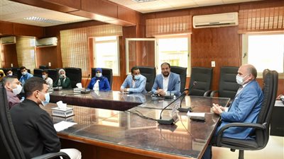 رئيس جامعة الأقصر يناقش تجهيز ملعب كلية السياحة والفنادق مع اللجنة الرياضية