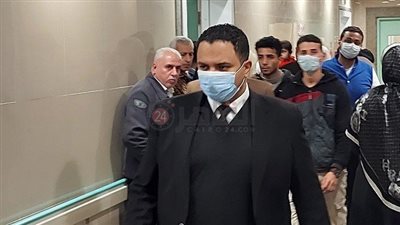 النيابة العامة تناظر جثة الطفل المتوفى في حادث غرق سيارة ملاكي بالمجرى الملاحي لقناة السويس