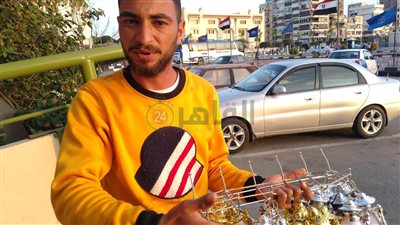«بائع فوانيس»: رميت الشغل والفلوس والموبايل ونزلت أنقذ الناس اللي غرقت في قناة السويس (فيديو)