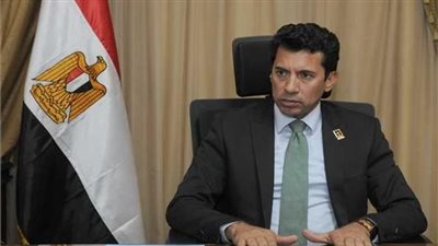 وزير الشباب ومحافظ المنيا يفتتحان مشروعات رياضية بنادي المنيا