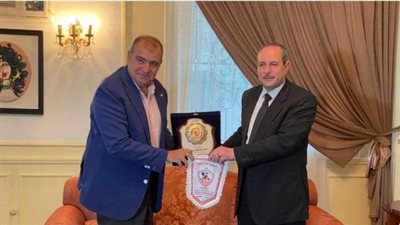هشام إبراهيم يُهدي درع الزمالك للسفير المصري في الجزائر