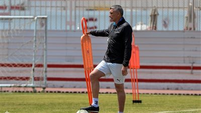 جلسة بين كارتيرون ورئيس الجهاز الطبي بالزمالك قبل مباراة القمة 