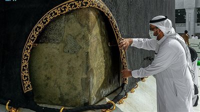 استعدادا لشهر رمضان المبارك.. بدء صيانة كسوة الكعبة المشرفة (صور)