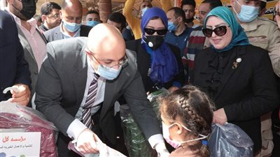 محافظ بني سويف يشارك الأطفال فرحتهم في يوم اليتيم (صور)