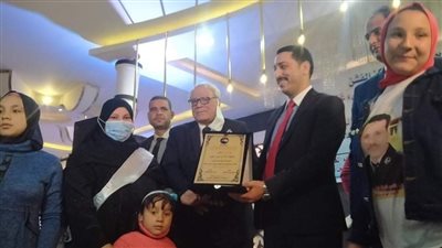 محافظ بني سويف يشارك باحتفالية تكريم 46 من الأمهات المثاليات (صور)