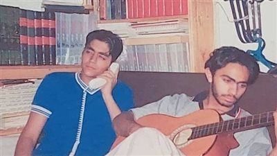 أحمد فلوكس وتامر حسني أيام المراهقة بالجيتار ووسط الكتب (صور)