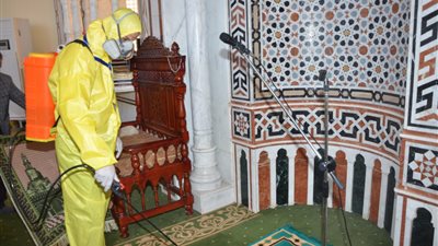 وزارة الأوقاف تطلق حملة تعقيم كبري لمسجد الإمام الحسين استعداد لشهر رمضان (صور)