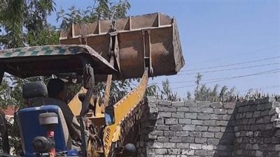 إزالة 5 حالات تعد بالبناء على الأراضي و15 لافتة إعلانية في بني سويف