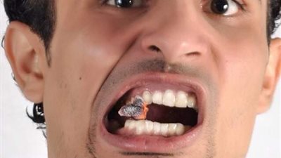 يأكل النار ويعالج بالقرآن.. 