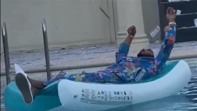 وكيل الأزهر الأسبق يوضح حكم إلقاء محمد رمضان الأموال على الأرض